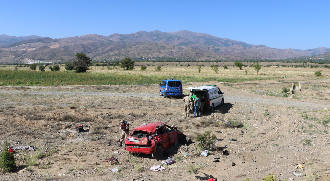 Şarampole uçan otomobilde anne ve oğlu hayatını kaybetti